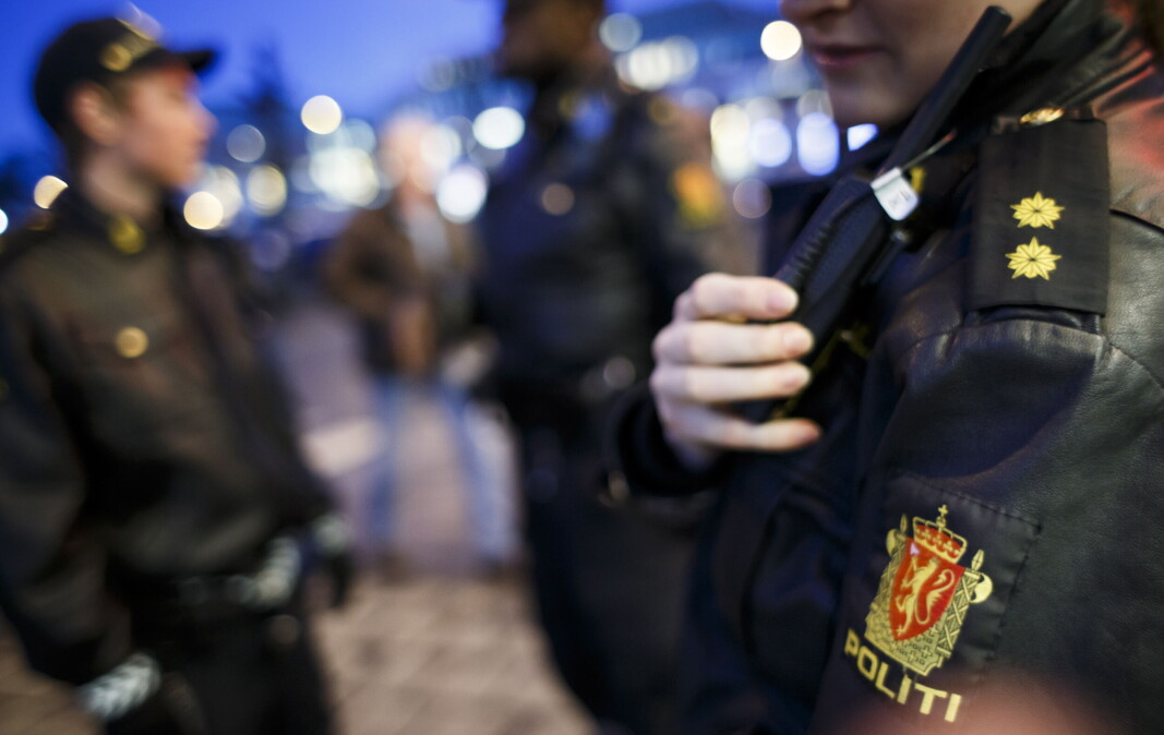 Rykket ut da mann viste skytevåpen på Lambertseter: — Vi jobber nå med et søk i området, vitneavhør og ivaretakelse av de involverte, opplyser politiet. Rykket ut da mann viste skytevåpen på Lambertseter: — Vi jobber nå med et søk i området, vitneavhør og ivaretakelse av de involverte, opplyser politiet.