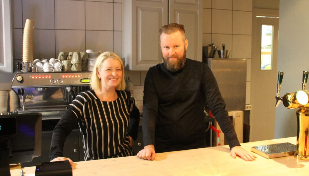 Stephi Pedersen (42) og Kim Johansson (44) har til sammen over 40 års erfaring innen restaurantbransjen. Nå har de startet sitt eget lokale på Jordal, Cafe Passabel. Stephi Pedersen (42) og Kim Johansson (44) har til sammen over 40 års erfaring innen restaurantbransjen. Nå har de startet sitt eget lokale på Jordal, Cafe Passabel.