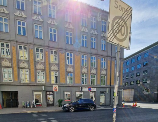 Trafikkskilt flere steder på Grünerløkka er snudd trill rundt. - Dette er trafikkfarlig hærverk