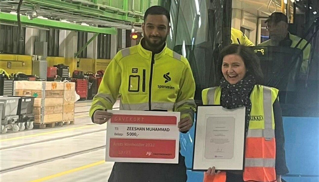 — Dette var et sjokk, sa Zeeshan Mohammad Shafique til prisutdeler Ingunn Reistad Jacobsen fra Fagforbundet. — Dette var et sjokk, sa Zeeshan Mohammad Shafique til prisutdeler Ingunn Reistad Jacobsen fra Fagforbundet.