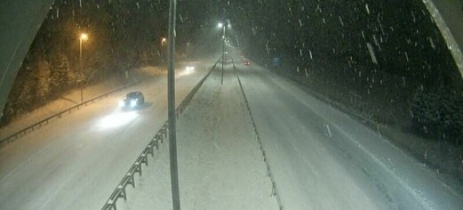 Det snør tett på veier inn mot Oslo. Politiet ber bilister kjøre forsiktig