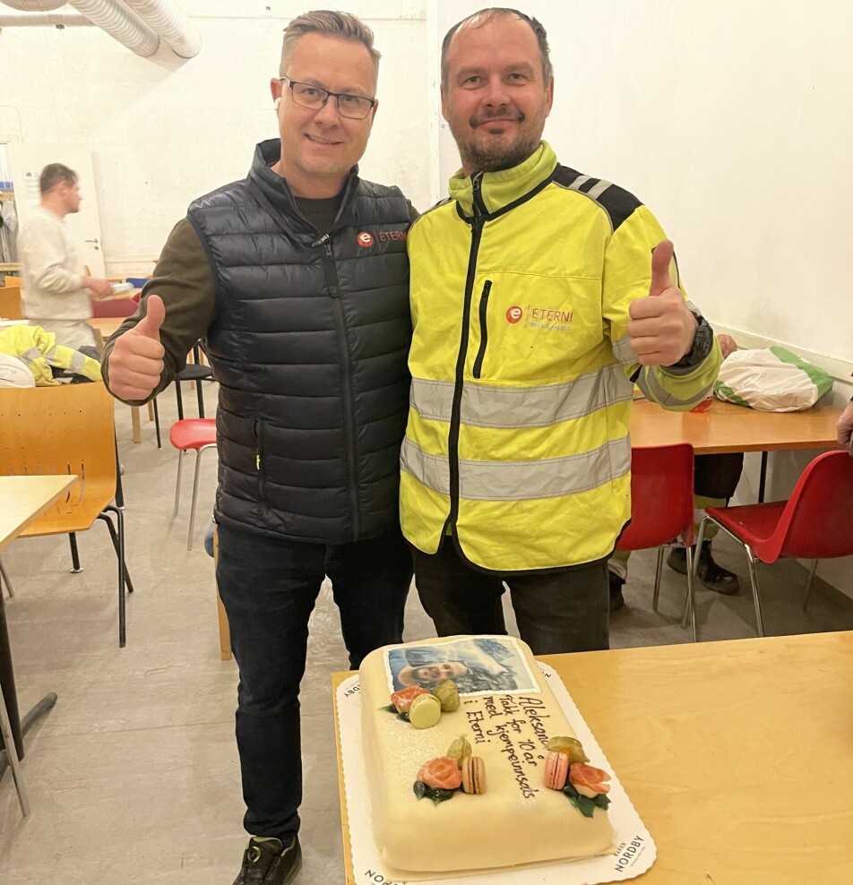Tid for kake! Aleksandr Bartnes feirer 10 år i Eterni med salgsdirektør Skaug.