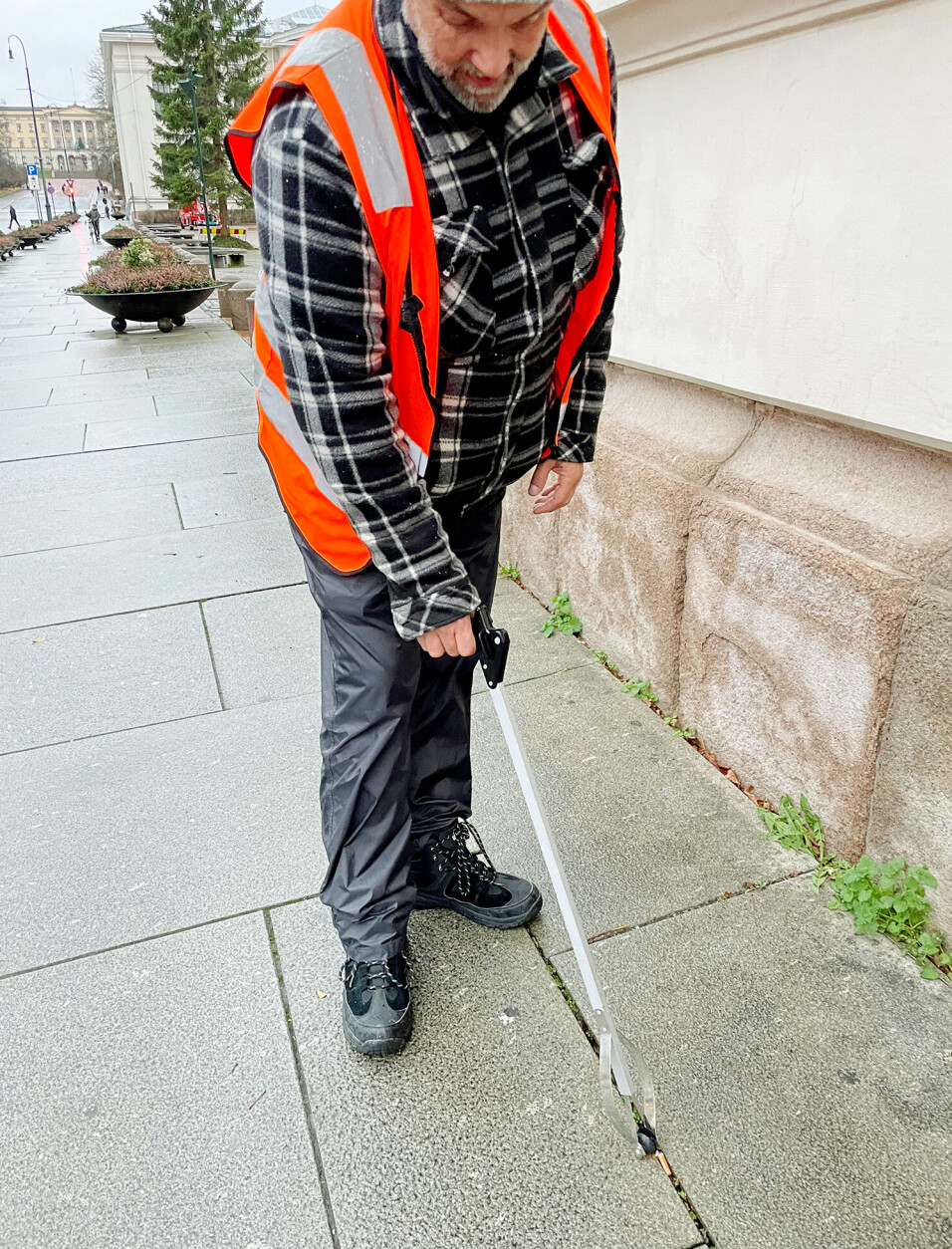 Snus og sneip i brosteinssprekker må gjerne plukkes manuelt. Det er et stort arbeid, og rydderne sier det er verst i sentrumsområdene, som Karl Johan. Snus og sneip i brosteinssprekker må gjerne plukkes manuelt. Det er et stort arbeid, og rydderne sier det er verst i sentrumsområdene, som Karl Johan.