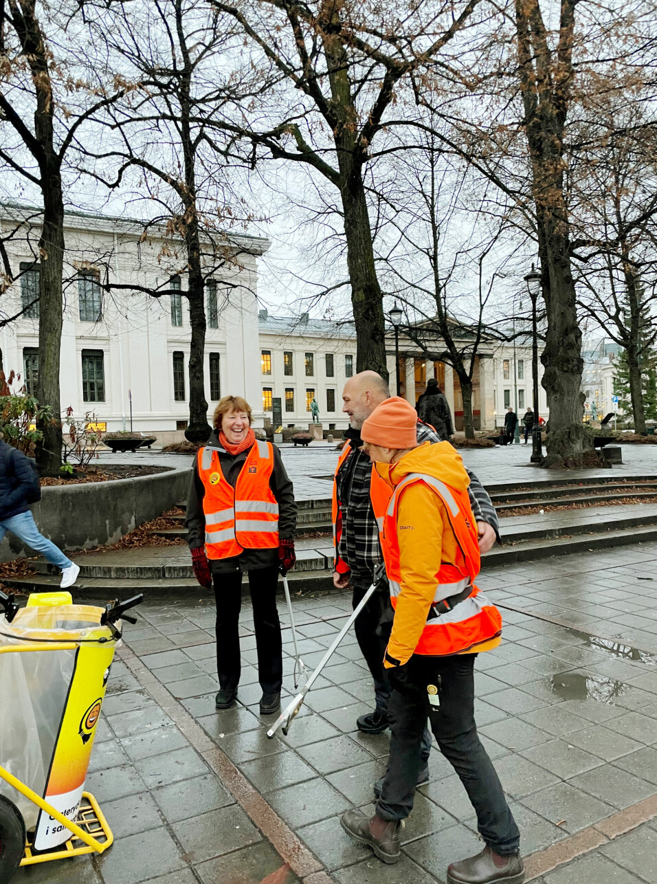 Ordfører Marianne Borgen og Rusken ble med på en rydderunde i sentrum og fikk tydelig se hvor mye smått avfall som må plukkes manuelt.