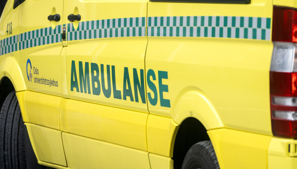 – Foreløpige opplysninger tilsier at bilisten og elsyklisten har beveget seg i samme retning nedover. Oslo 20200826. Ambulanse logo på bil.