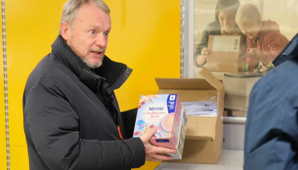 Raymond Johansen sender tørrfor til Ukraina fra postkontoret.