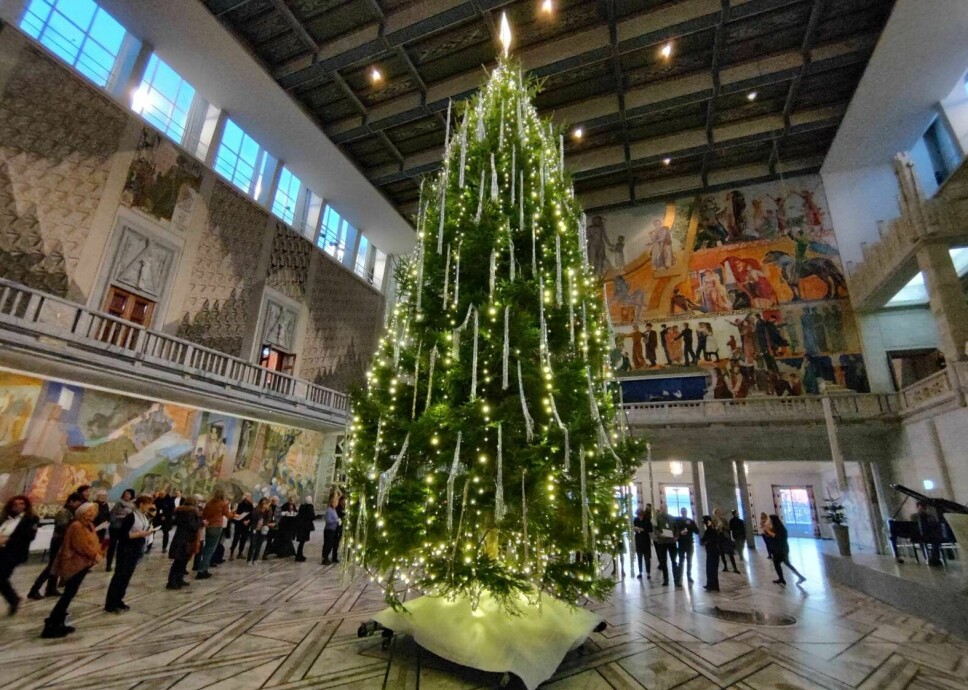 Julegrana ble tent og julesalmen 'Deilig er jorden' ble fremført på flygel i Rådhushallen.