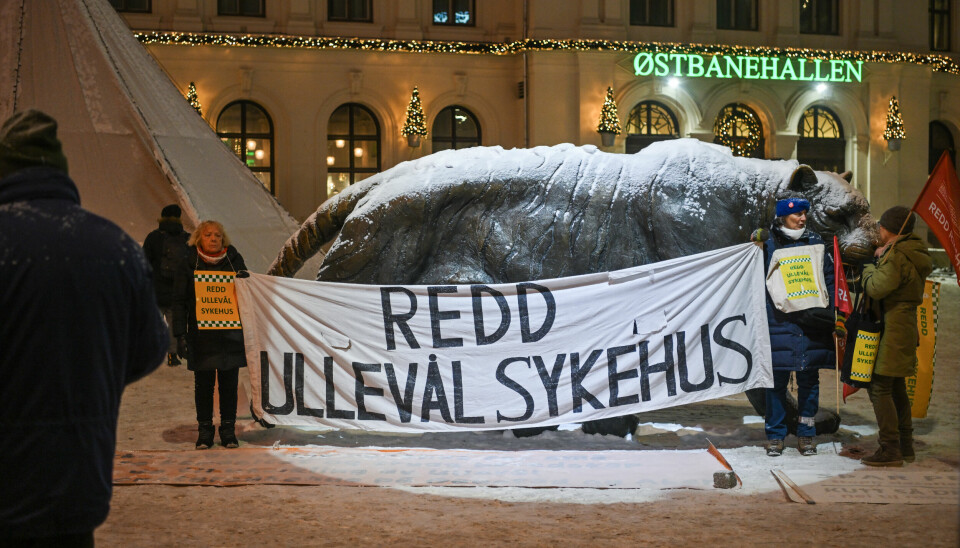 Flere har samlet seg ved Jernbanetorget for å demonstrere etter beslutning om å legge ned Ullevål sykehus.