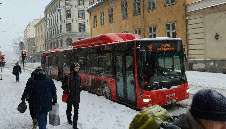 Mange på julehandel reiser kollektivt i dag - og bussene må forserer snøen som faller over Oslo.