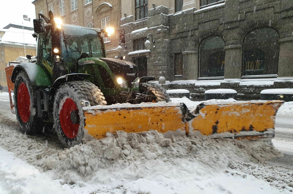 Brøytemannskaper jobber for å rydde snø i sentrum.