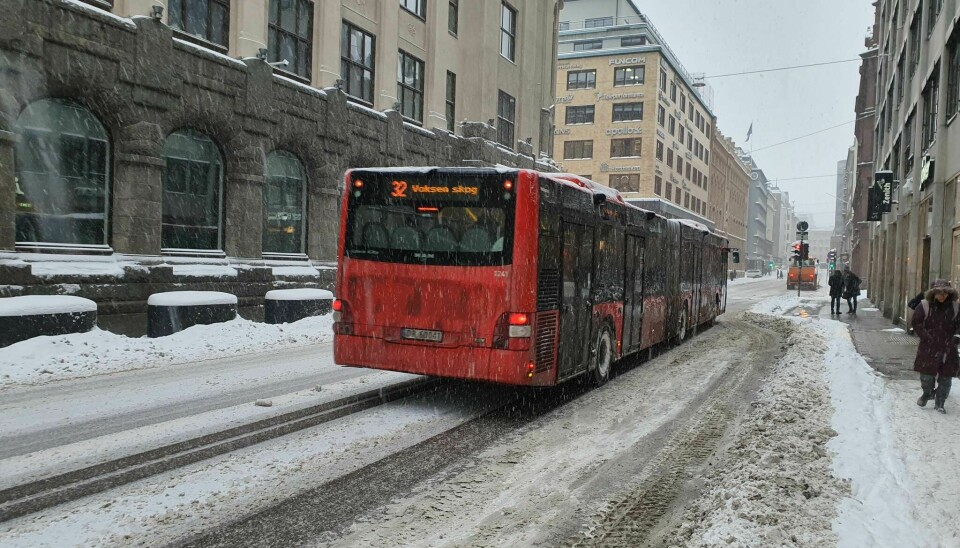 I snøvær og utfordrende kjøreforhold gikk busser sakte. Utover dagen meldte Ruter om forsinkelser de mange av byens busslinjer.