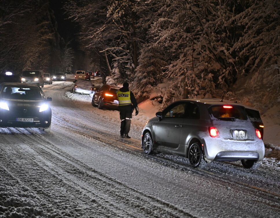 Kaotiske forhold ved Bjørnholt sør i Oslo. Politiet måtte dirigere trafikken der flere biler hadde sklidd ut i grøfta.