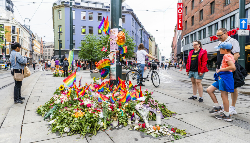 Oslo 20220626. Blomsterehavene vokser i utelivsområdet som ble rammet av skyting natt til lørdag. To personer ble drept og 21 ble skadet i masseskytingen som var rettet mot utesteder i Oslo sentrum.