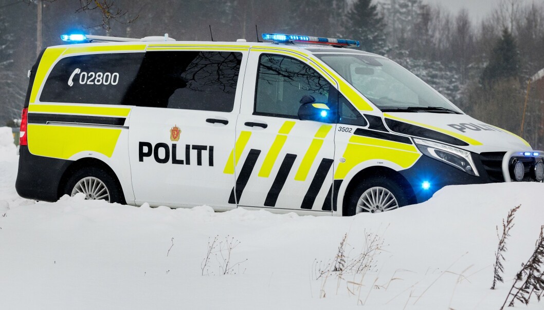 Vi forsøkte dialog, men nådde ikke fram. Da brukte vi elektrosjokkvåpen og pågrep mannen, sier politiet. Vi forsøkte dialog, men nådde ikke fram. Da brukte vi elektrosjokkvåpen og pågrep mannen, sier politiet.