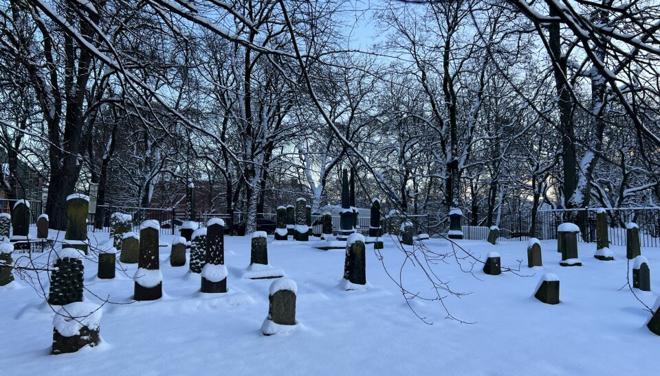 Først i 1885 ble gravlunden tatt i bruk. De første begravelsene som skal ha funnet sted her var for de to barna, Elsa Sarah Prager og David de Lemos, som begge skal ha dødd 13. januar 1885.