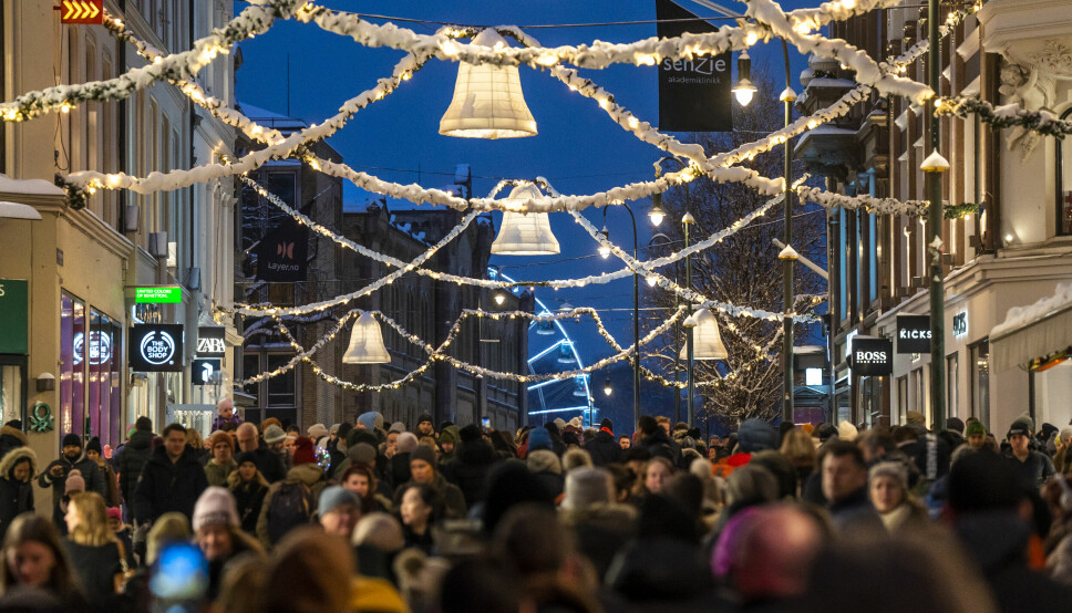 Julepynt i Karl Johansgate. Mye folk er i sentrum for å handle gaver siste helg før jul