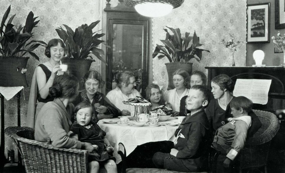 Julaften 1924 hos mormor Birgitte Birkedal i hennes standsmessige leilighet i Bergsliensgate 1. Gunvor sitter på mamma Berthas fang. Broren Thorolf sitter i forgrunnen. Storesøster Synnøve, med sløyfe i håret, sitter ved siden av mormor Birgitte.