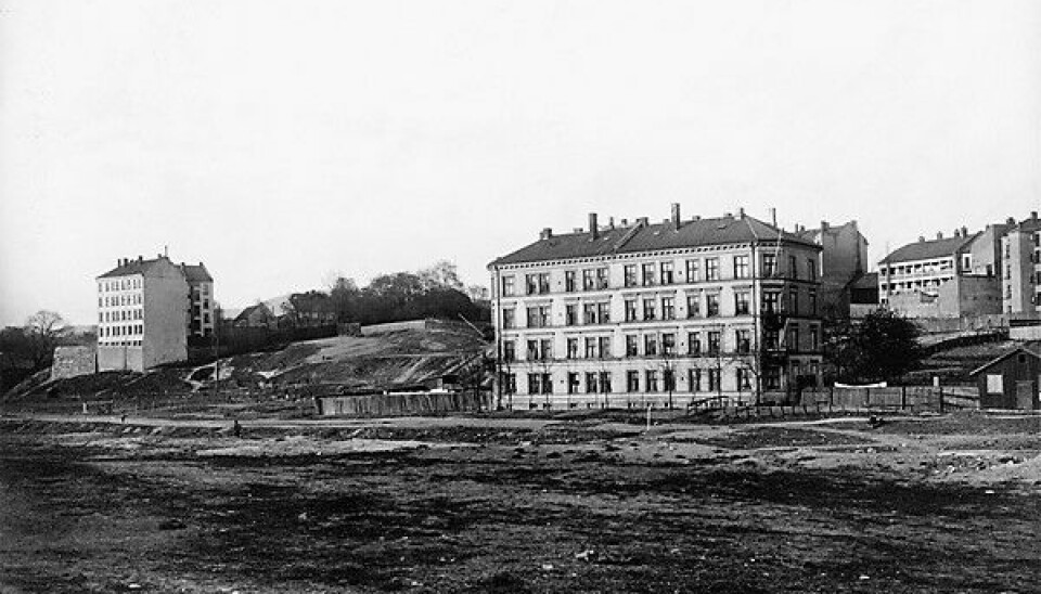 Slik så det ut i Iladalen i 1915, der Hofmo vokste opp. Til venstre: den enslige murgården er Claus Riis gate 7 hvor Gunvor Hofmos familie bodde.