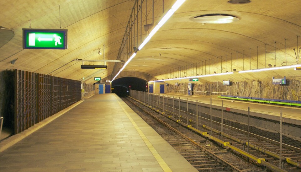 Ellingsrud T-banestasjon stengt etter at det ble avfyrt fyrverkeri inne på stasjonsområdet.