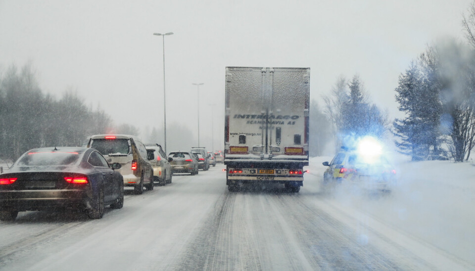 Svært vanskelige kjøreforhold flere steder i byen på grunn av snøværet.