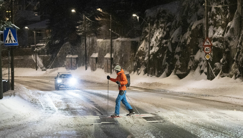 Trond Blesvik valgte å gå på ski til jobb torsdag morgen. Store snømengder gjør trafikken i Oslo utfordrende, men her i Østensjøveien var det mindre trafikk enn vanlig. Men du ta beina fatt, gjelder likevel ikke reisegarantien.