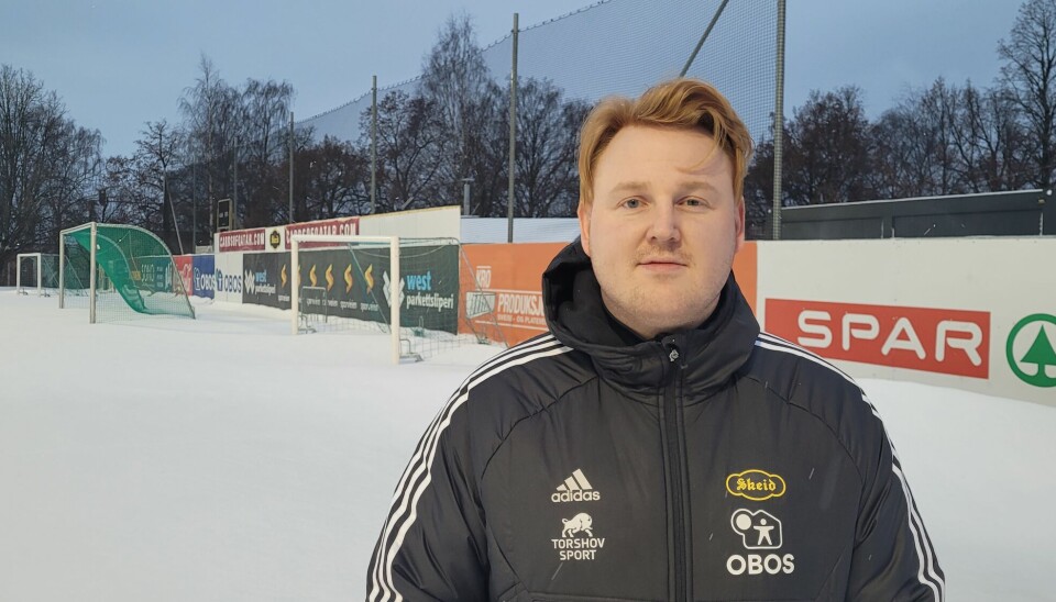 Espen Gustavsen skal fortsette som trener for jentelaget sitt på kveldstid.