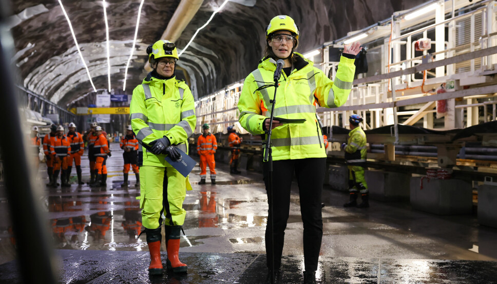 Sirin Hellvin Stav, byråd for miljø og samferdsel, og Anna Maria Aursund, direktør i vann- og avløpsetaten, ved oppstarten av tunnelarbeidet.