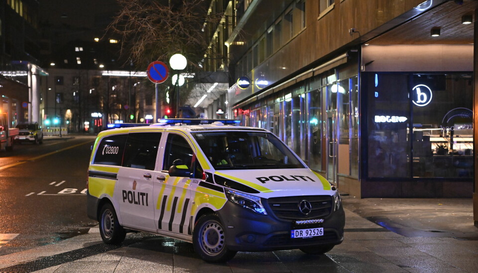 Oslo 20230110. Politi på stedet der en person skal ha blitt stukket med en skarp gjenstand i Brugata i Oslo sentrum.