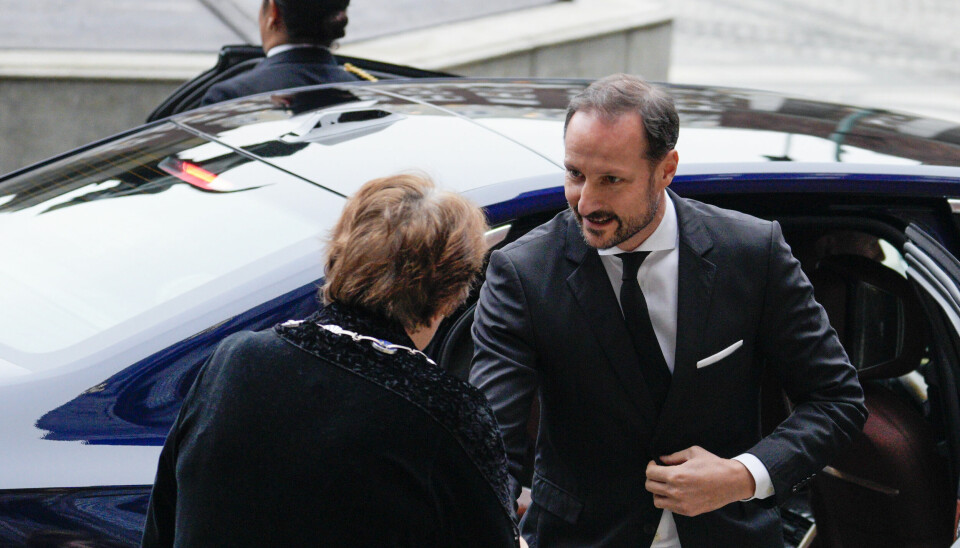 Kronprins Haakon ble tatt i mot av Oslo-ordfører Marianne Borgen i Rådhusets borggård før seremonien.