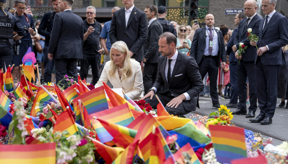 Kronprins Haakon og kronprinsesse Mette-Marit legger ned blomster ved åstedet for skyteangrepet mot Per på hjørnet og London pub.