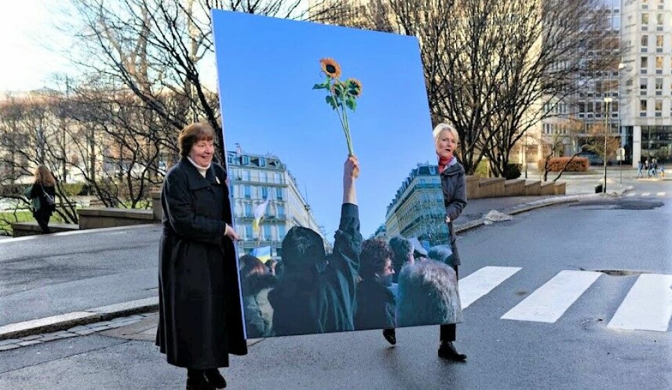 Ordfører Marianne Borgen og direktør Kjersti Fløgstad bærer maleri over veien.