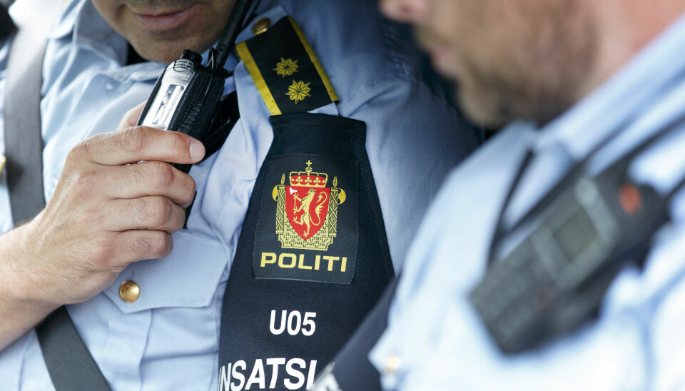 OSLO 20160620.Politiet i arbeid. Politiet under et oppdrag i bil. Innsatsleder, med armbind med tekst, logo og radiosamband.