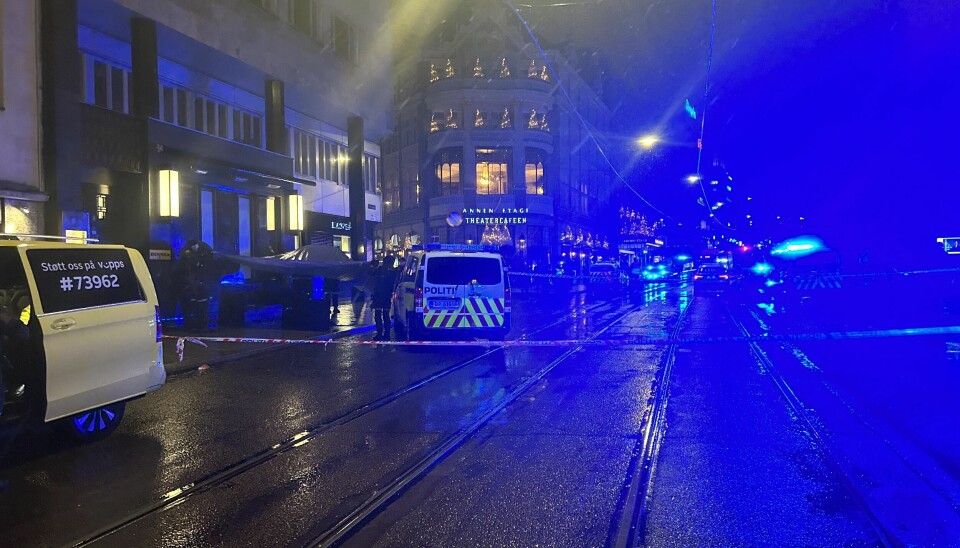 Politisperringer i Stortingsgata etter at to personer er funnet med skuddskader ved Nationaltheateret natt til søndag.