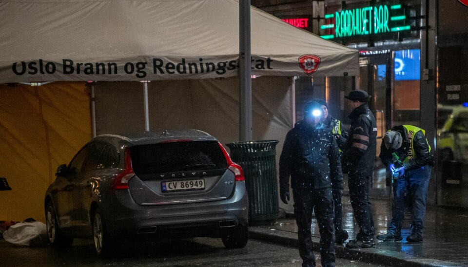 Politiet på jobb utenfor Raadhuset bar i Klingenberggata i natt. Baren er like ved Stortingsgata og Nationaltheateret.
