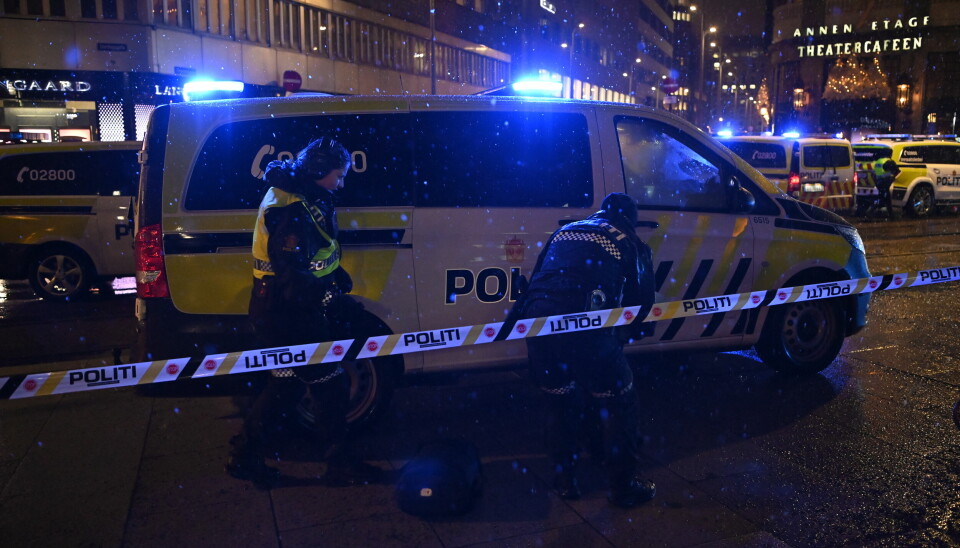 Store politistyrker ved krysset Stortingsgata og Klingenberggata etter skyting natt til søndag.