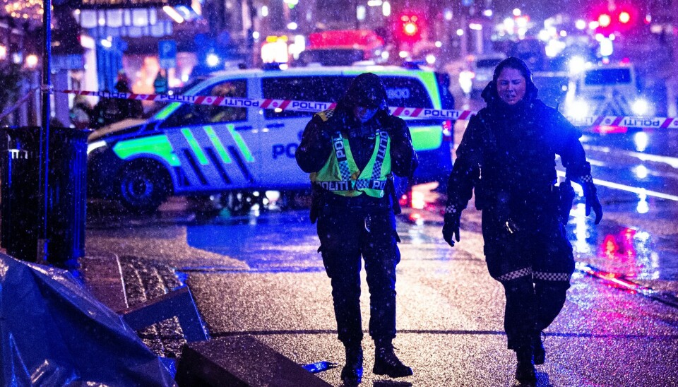 Politiet på plass i Stortingsgata natt til søndag etter at to menn ble skadd i en skyteutveksling på åpen gate.