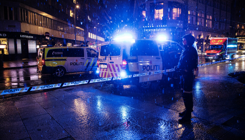 Store politistyrker, som var tungt bevæpnet, sperret av Stortingsgata og Klingenberggata etter skytingen natt til søndag.
