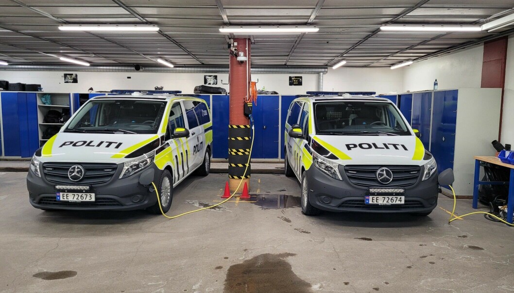 Manglerud politistasjon har fått to nye elbiler etter å ha testet den første i ett år. Manglerud politistasjon har fått to nye elbiler etter å ha testet den første i ett år.