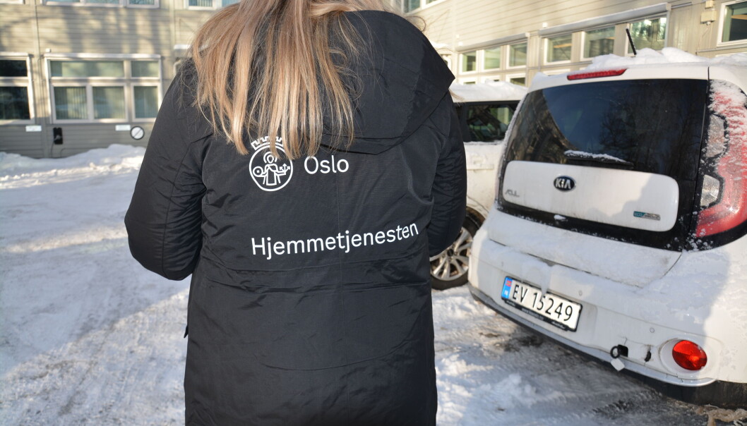 Vinterparkasene gjør det lett å gjenkjenne helsearbeiderne fra hjemmetjenesten. Vinterparkasene gjør det lett å gjenkjenne helsearbeiderne fra hjemmetjenesten.