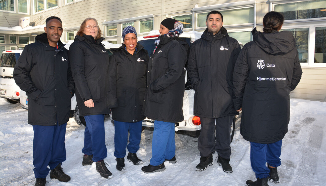 Helsefagarbeidere i hjemmetjenesten i Bydel Stovner holder vinterkulde og regn unna med de nye vinterjakkene. Fra venstre, Yohannes Gebremedhin, Ann Britt Knoph, Aklasia Solomon, Chachi Desalegn, Zain ul-Abideen og Ayaan Adan Essa. Helsefagarbeidere i hjemmetjenesten i Bydel Stovner holder vinterkulde og regn unna med de nye vinterjakkene. Fra venstre, Yohannes Gebremedhin, Ann Britt Knoph, Aklasia Solomon, Chachi Desalegn, Zain ul-Abideen og Ayaan Adan Essa.