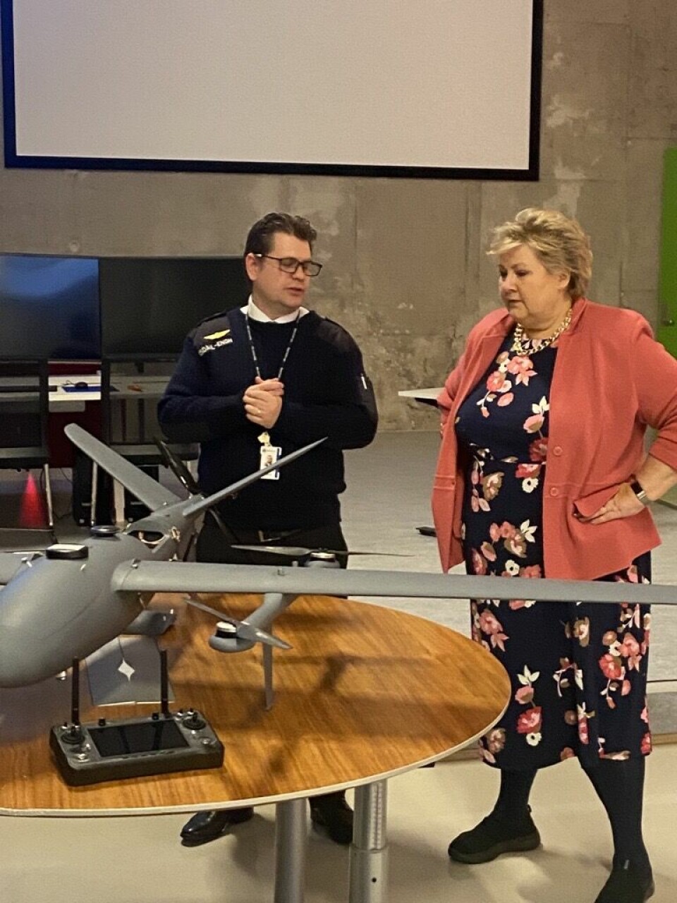 Erna Solberg åpner dronehallen på Bjørnholt videregående. Foto: Kim Fredriksen og Jonas Lie