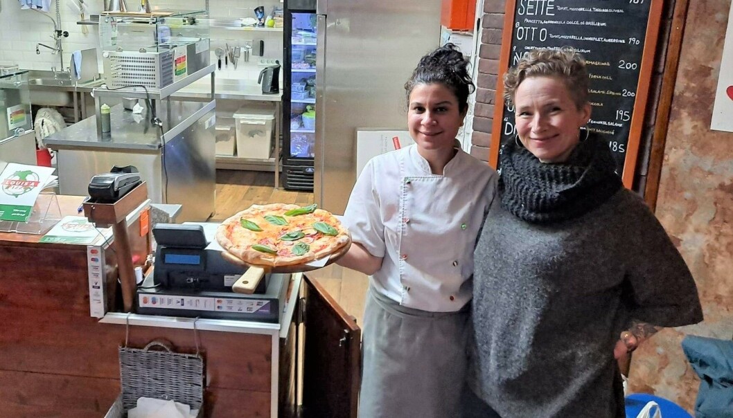 Innehaver Live (til h.) og daglig leder Amanda fortviler over tøffe tider og frykter lille Louis Pizza på Adamstuen snart må stenge for godt. Innehaver Live (til h.) og daglig leder Amanda fortviler over tøffe tider og frykter lille Louis Pizza på Adamstuen snart må stenge for godt.