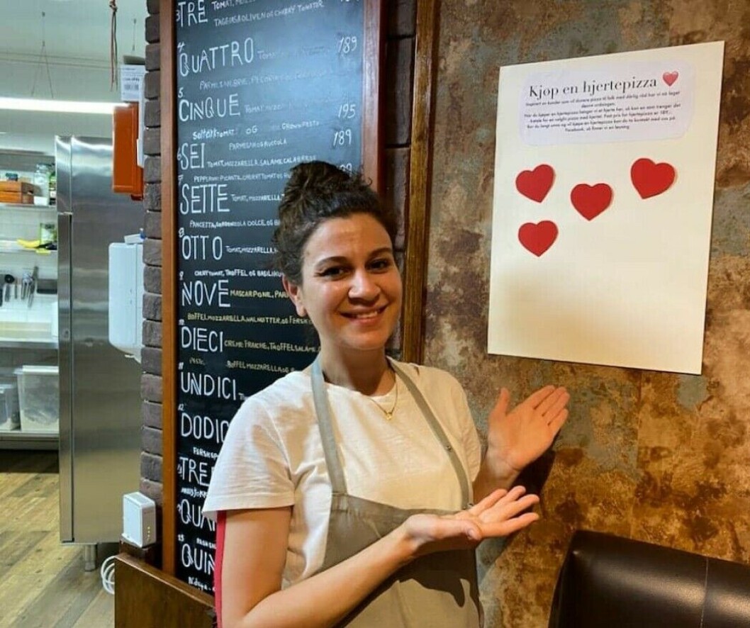 Kjøp en hjertepizza av Amanda og Louis pizza henger hjertet opp på veggen. Da kan folk med dårlig råd plukke ned hjertet og veksle det i en gratis pizza. Kjøp en hjertepizza av Amanda og Louis pizza henger hjertet opp på veggen. Da kan folk med dårlig råd plukke ned hjertet og veksle det i en gratis pizza.