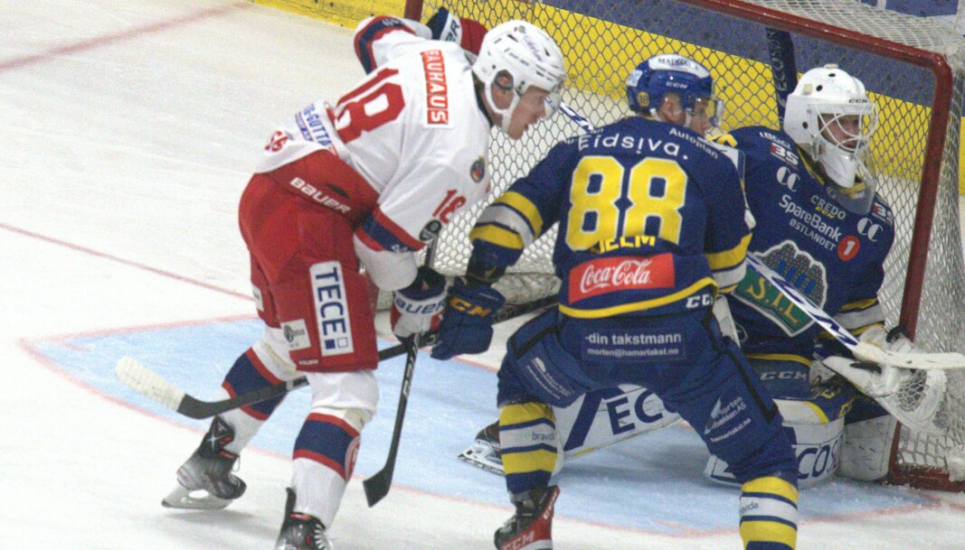 Det ville seg ikke helt for toppscorer Thomas Olsen foran Storhamar-målet lørdag. Det ville seg ikke helt for toppscorer Thomas Olsen foran Storhamar-målet lørdag.