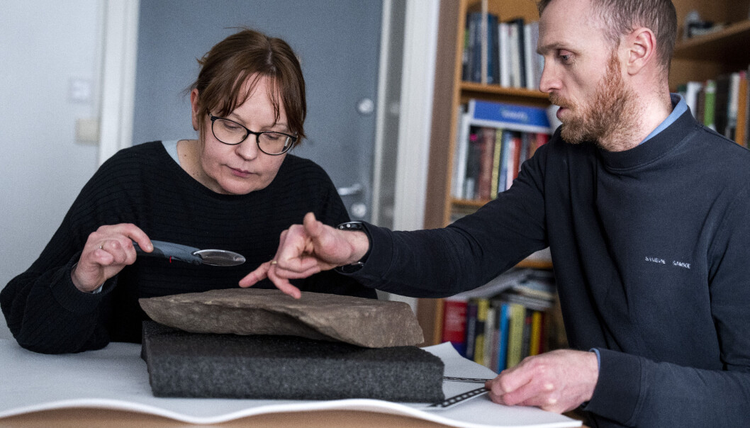 Arkeolog og utgravingsleder Steinar Solheim og Kristel Zilmer, professor i skriftkultur og ikonografi ved Kulturhistorisk museum, studerer den fantastiske runesteinen. Arkeolog og utgravingsleder Steinar Solheim og Kristel Zilmer, professor i skriftkultur og ikonografi ved Kulturhistorisk museum, studerer den fantastiske runesteinen.