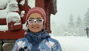 Virginia (29) fra Spania lærer seg å gå på ski for sin norske kjæreste. Sammen med andre tar hun del i skikurs for nybegynnere
