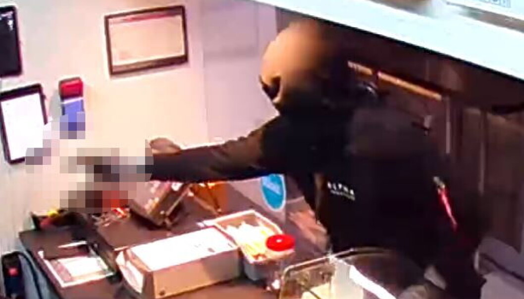 Politiet friga tirsdag bilde fra overvåkingskamera som viser personen som skal ha løsnet skudd i en restaurant i Nydalen mandag kveld. Politiet friga tirsdag bilde fra overvåkingskamera som viser personen som skal ha løsnet skudd i en restaurant i Nydalen mandag kveld.