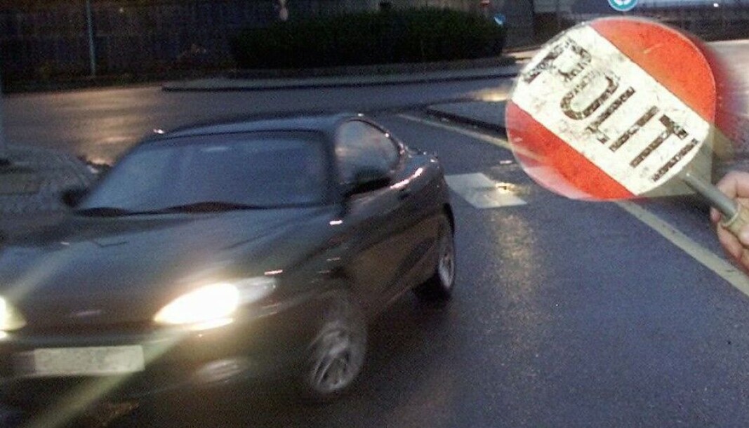Snakker du i håndhodlt mobil mens du kjører vanker det raskt en bot på 7.450 kroner samt tre prikker i førerkortet. Snakker du i håndhodlt mobil mens du kjører vanker det raskt en bot på 7.450 kroner samt tre prikker i førerkortet.