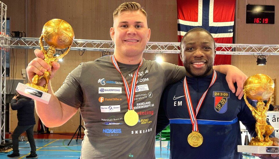 Oskar 'Tåsenplogen' Marvik og Exauce Mukubu sikret seg hvert sitt NM-gull i bryting i Fredrikstad forrige helg.