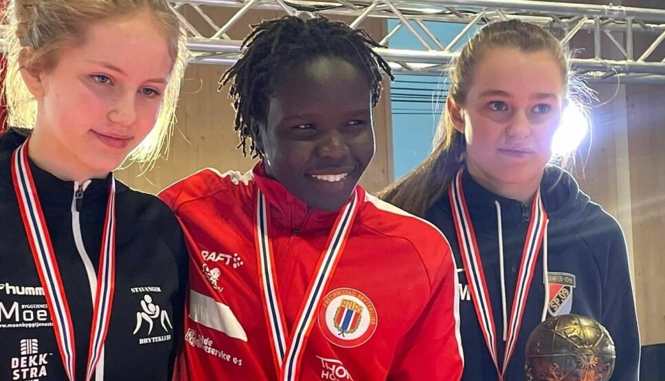 15-åringen Ida Mykle (t.h) imponerte med en bronsemedalje i helgens bryte-NM. Her sammen med gullvinner Grace Bullen og sølvvinner Emily Ringstad.